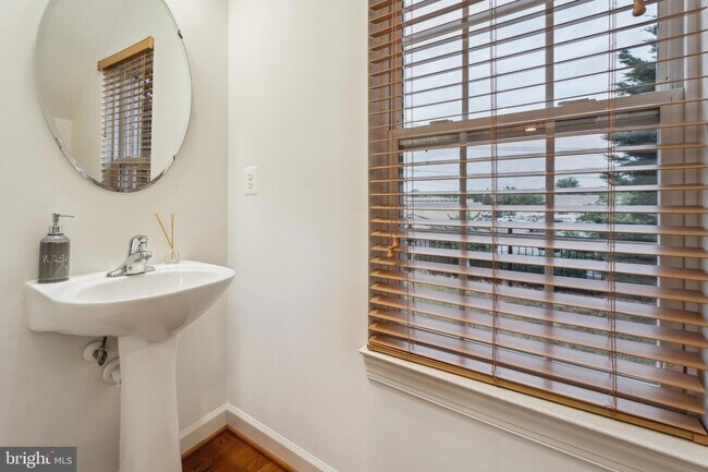 Building Photo - 5722 Callcott Way