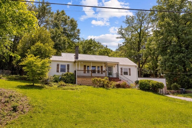 Building Photo - Beautifully Renovated 3 Bedroom 2.5 Bath H...
