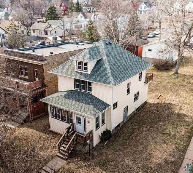 Building Photo - Available For A July/August 1st - 3 Bedroo...