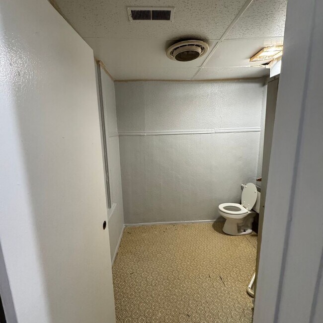 Building Photo - 1 Br small living room and small kitchen