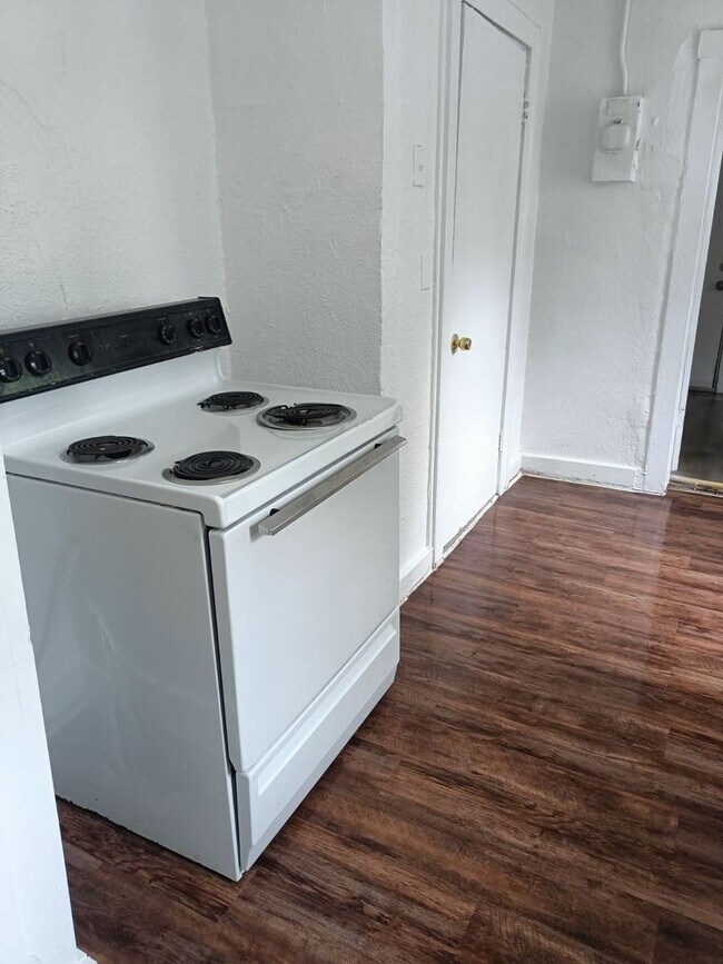 Building Photo - Beautiful 3 Bed / 1 Bath Home with Large Yard!