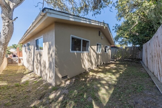 Building Photo - 833 2nd St