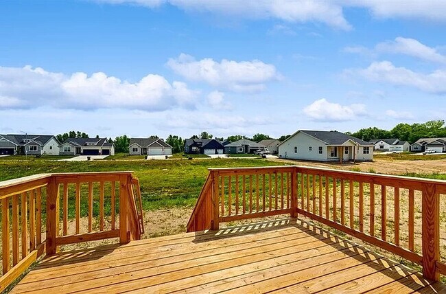 Building Photo - 520 Meadows Ct