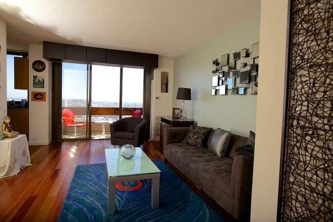 Building Photo - Beautiful High Rise Condo in Washington Sq...