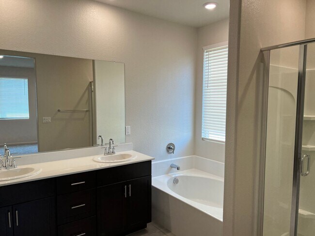 Building Photo - Gorgeous Newer Meadowlands Residence 3 Model, 4 Bedroom Unit