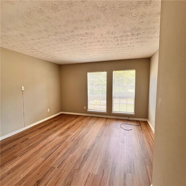 Building Photo - 3254 Strawberry Ln