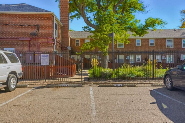 Building Photo - Park Hill townhome with outdoor space and ...