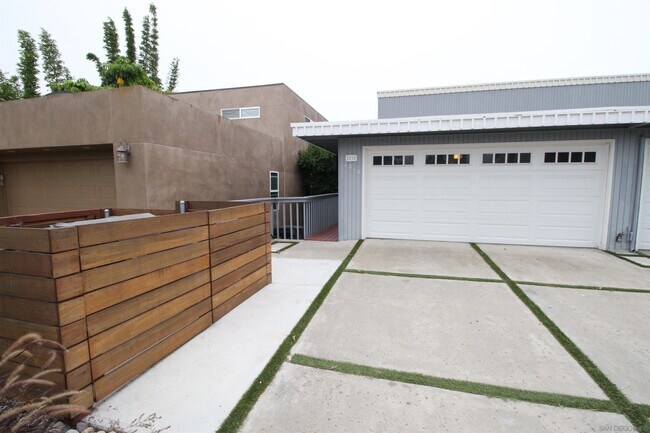 Building Photo - 2212 Edinburg Ave