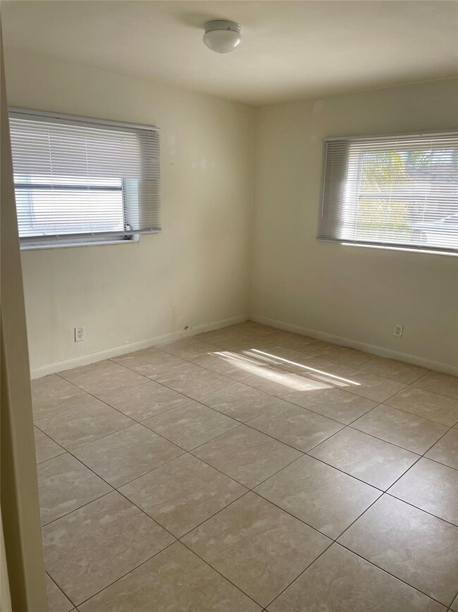 Building Photo - 1635 Moffett St