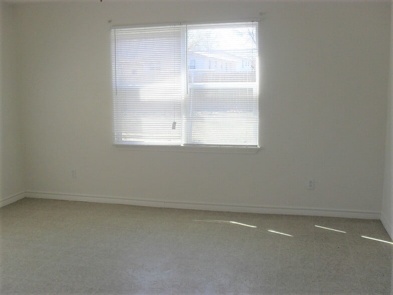 Building Photo - 703 N 1st St