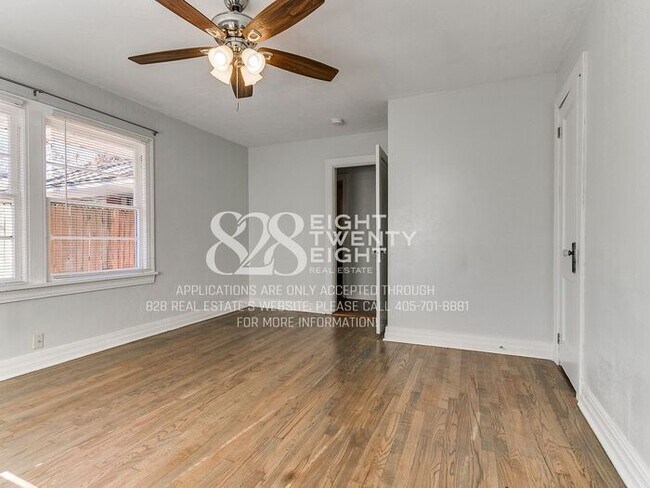 Building Photo - *AVAILABLE NOW!* 2 Bed/2 Bath Duplex Close to Campus Corner!