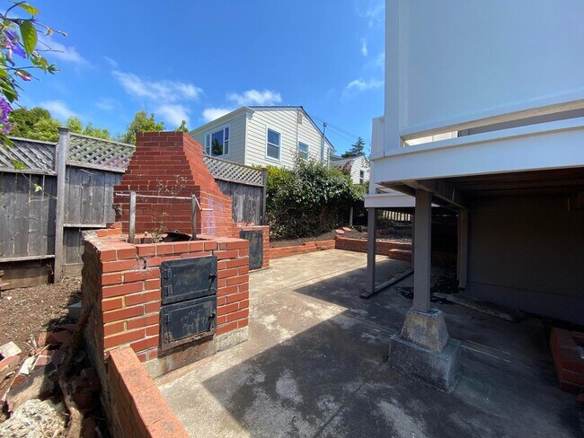 Building Photo - Elegant Kensington living with comfort, character, and scenic appeal