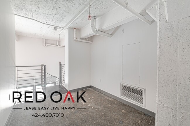 Building Photo - 430 S Broadway