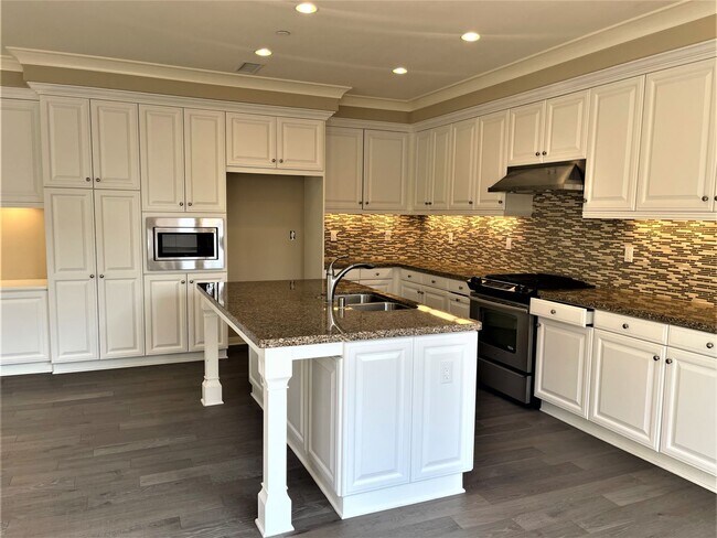 Building Photo - Gorgeous 3 bedroom home In the heart of Ir...