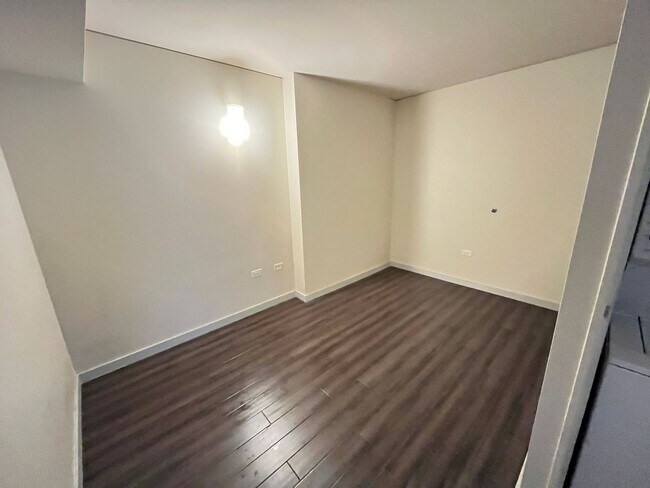 Building Photo - Moana Pacific (Honolulu/Ala Moana) 2 bedroom + den with central AC and 2 covered parking
