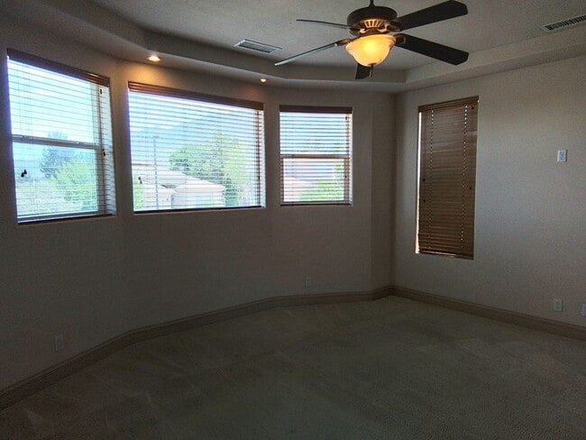 Building Photo - High Desert Home