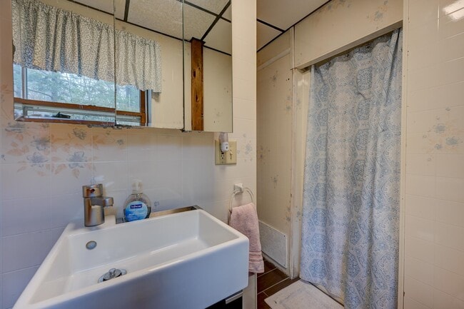 Building Photo - 30 Middle Shore Dr