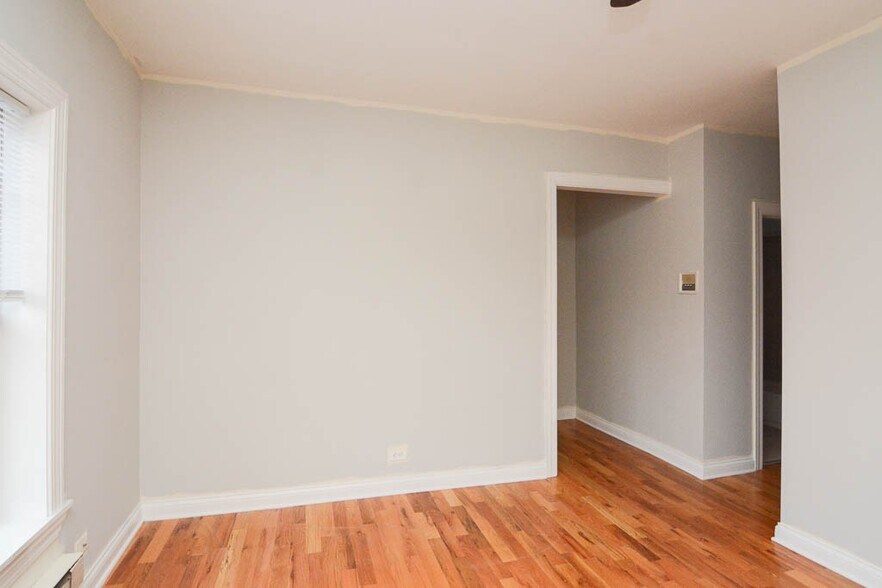 Building Photo - 729 W Barry Ave