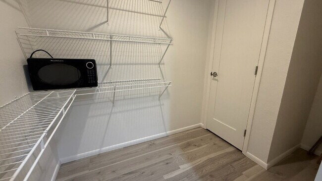 Building Photo - Beautiful Updated Kitchen ,  Large Backyar...