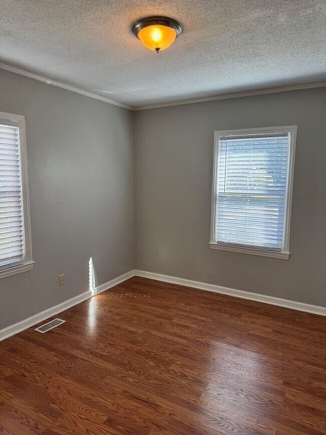 Building Photo - 2 bedroom home with garage available now!