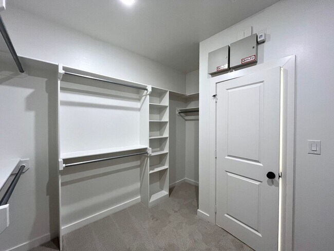 Building Photo - 7123 Alexander Dr
