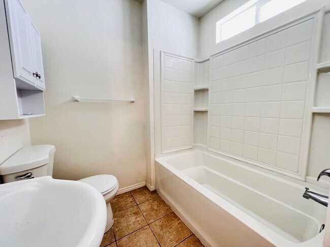 Building Photo - Spacious Cute one bedroom a block from the beach