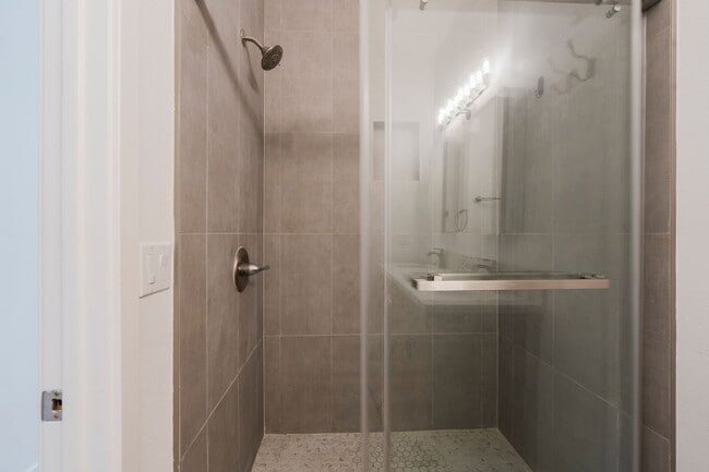 Building Photo - Warm & Inviting Hawthorne Home!