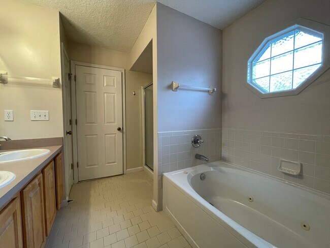 Building Photo - **COMING SOON** Large Three bedroom in Orange Park