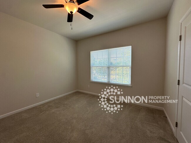 Building Photo - Beautiful 4 Bed 3.5 Bath Townhome minutes ...