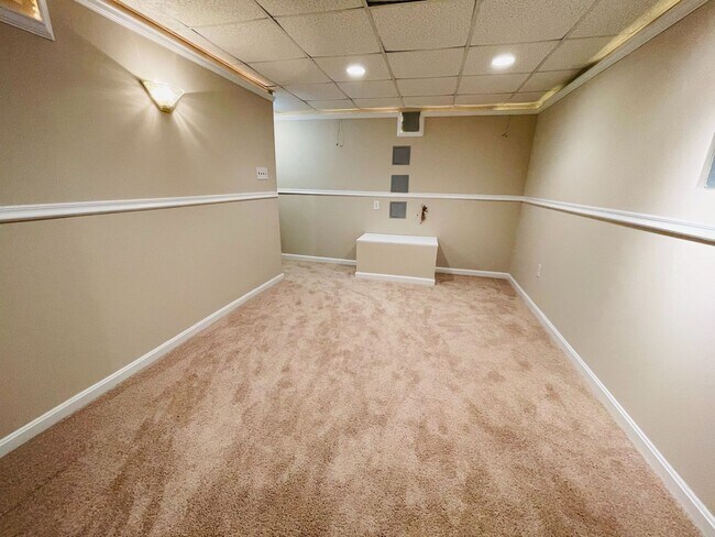 Building Photo - STAFFORD HOME - LARGE 5 BEDROOMS!