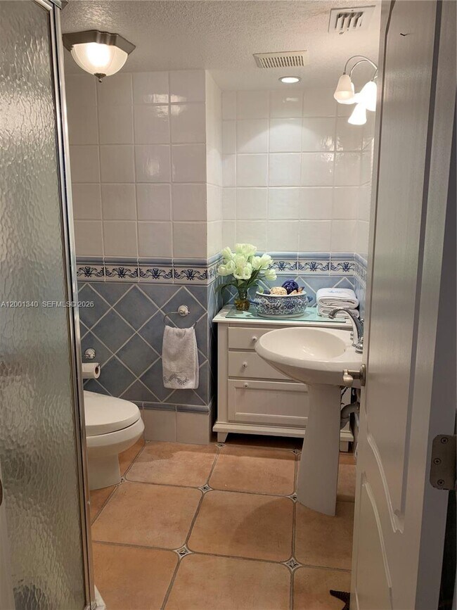 Building Photo - 2555 Collins Ave