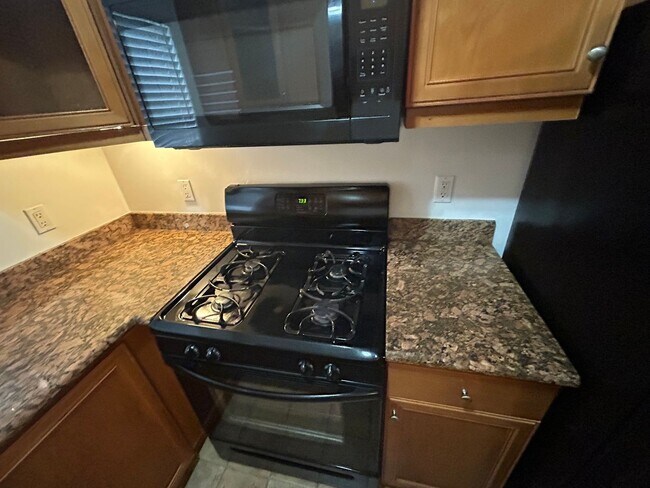 Building Photo - Spacious upper unit ready for immediate mo...