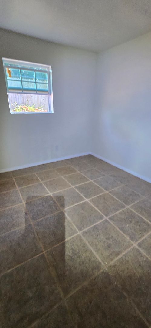 Building Photo - 5 Bedroom Duplex!!