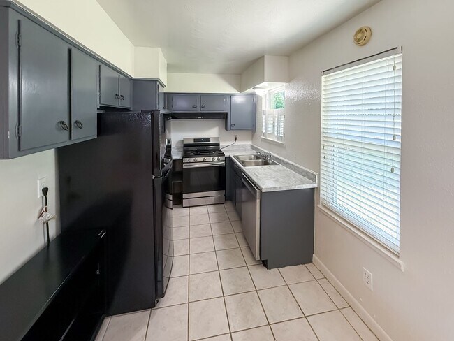 Building Photo - Charming Updated Home in Prime Irving Loca...