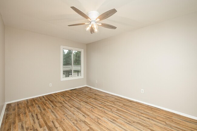 Building Photo - 893 Cliffs Dr