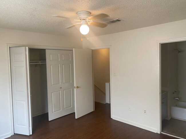 Building Photo - 2 bedroom 2 bath town home in a gated comm...