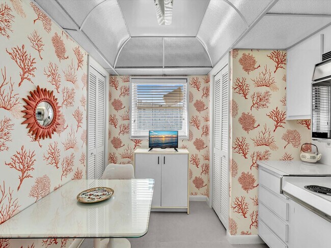 Building Photo - 1537 E Hillsboro Blvd