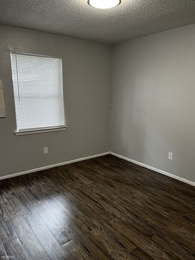Building Photo - 2 br, 1 bath Duplex - 2510 Seminole St Dup...