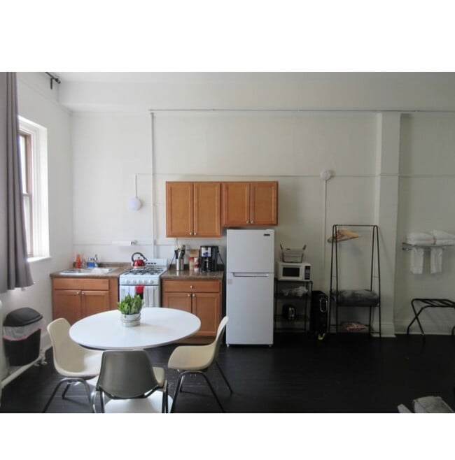 Building Photo - 245 W North Ave