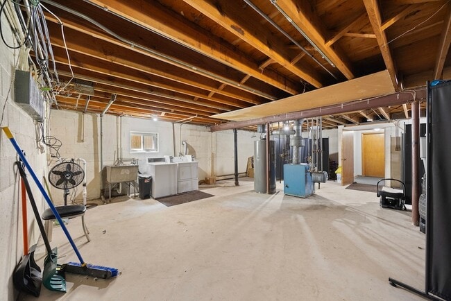 Building Photo - 4601 Vernon Ave