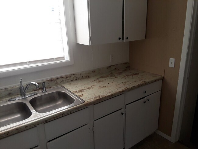 Building Photo - Spacious 4 Bedroom House