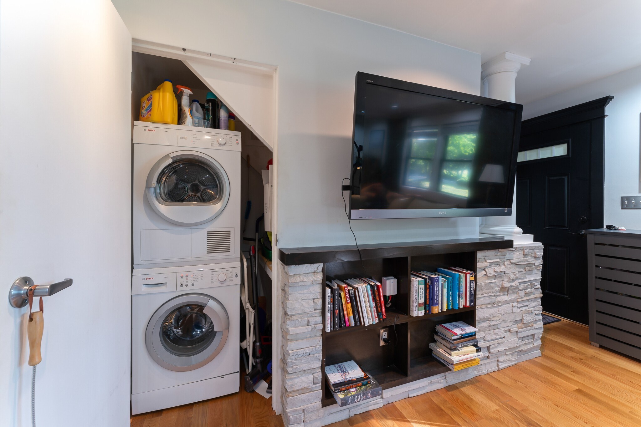 Building Photo - 929 St Marys St