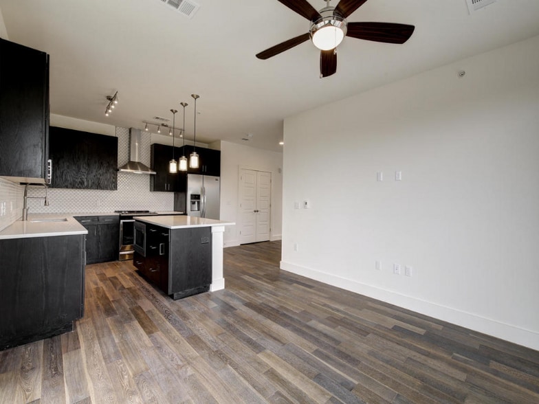 Building Photo - 1615 E 7th St