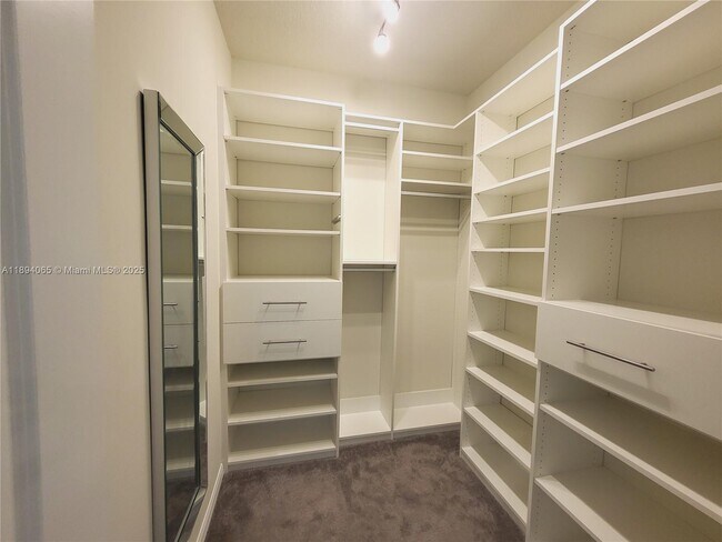 Building Photo - 2820 Troubadour St