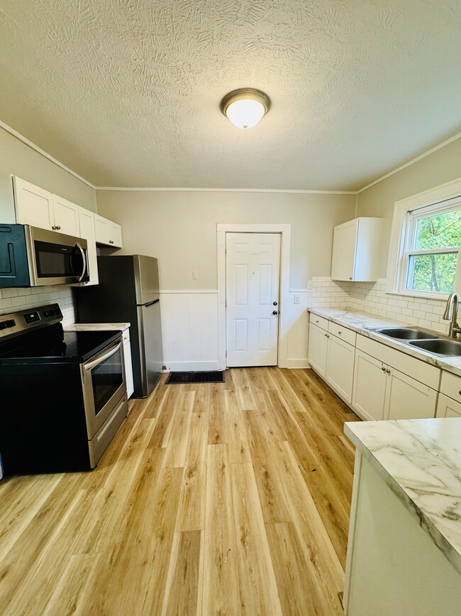 Primary Photo - 423 Leonard St NE