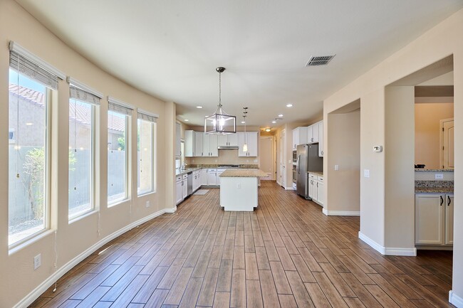 Building Photo - Lynx