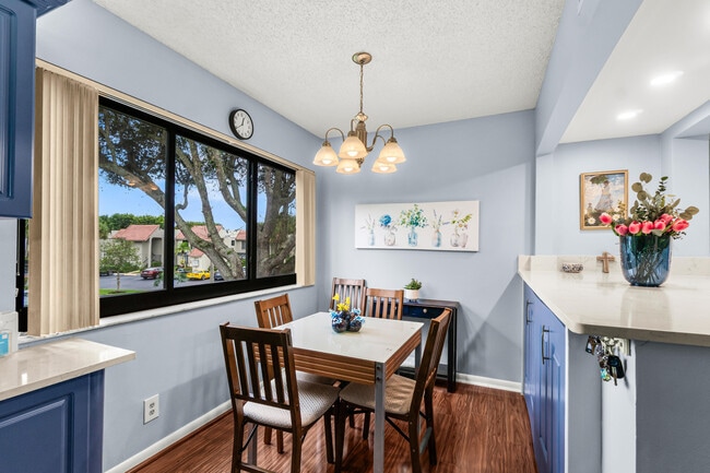 Building Photo - 5687 Fairway Park Dr