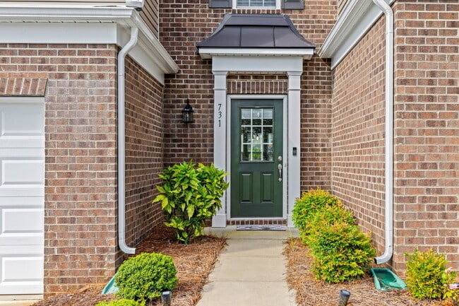 Building Photo - "3-Bed Townhouse Retreat on Elders Story R...