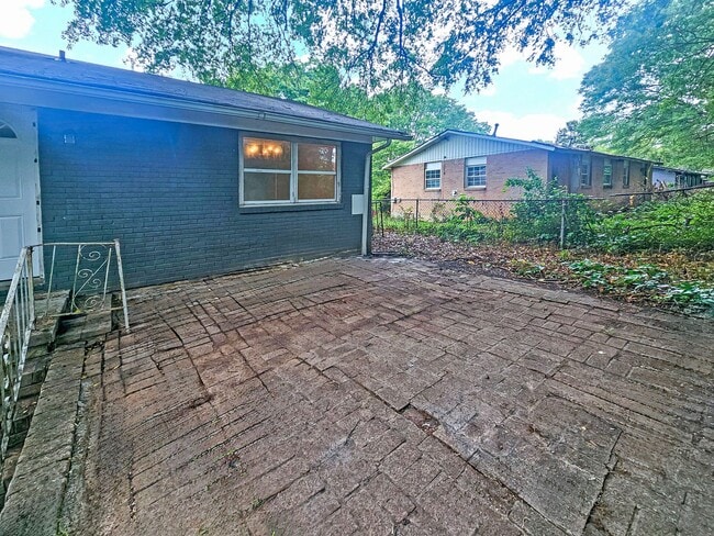 Building Photo - Spacious 4 Bedroom Home Near University Av...