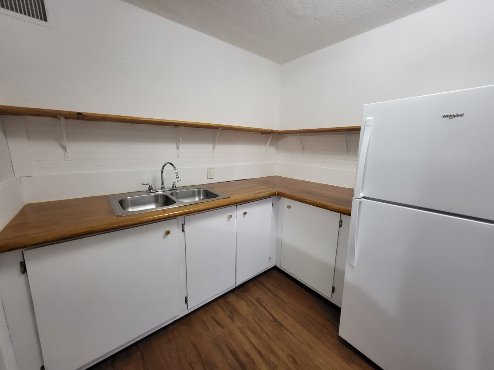 Building Photo - 1460 W 5th St